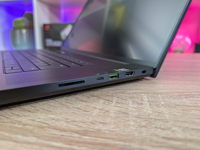 Razer Blade 18 (2024 – RTX4090) connected.jpg